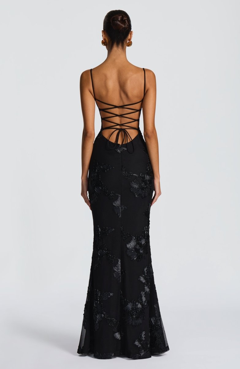 Détail du bustier à décolleté cœur orné de broderies et sequins