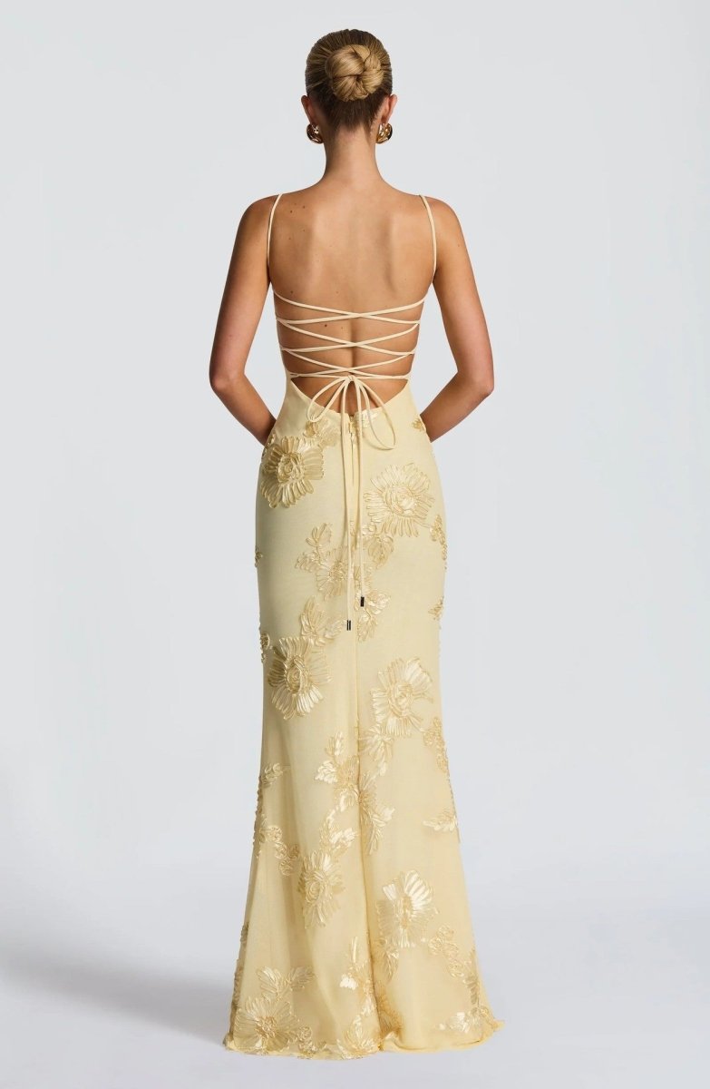 Détail du décolleté cœur et broderies en sequins
