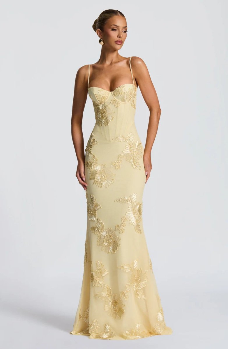 Robe de soirée sur mannequin, vue trois quarts avant