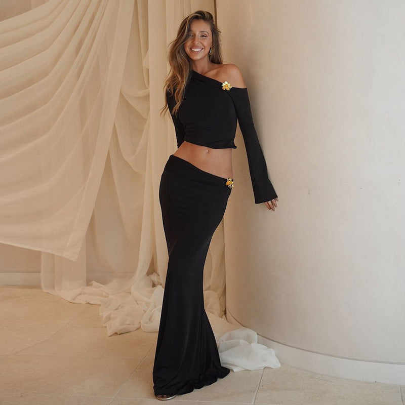 Femme portant l'ensemble crop top et jupe longue, vue de dos