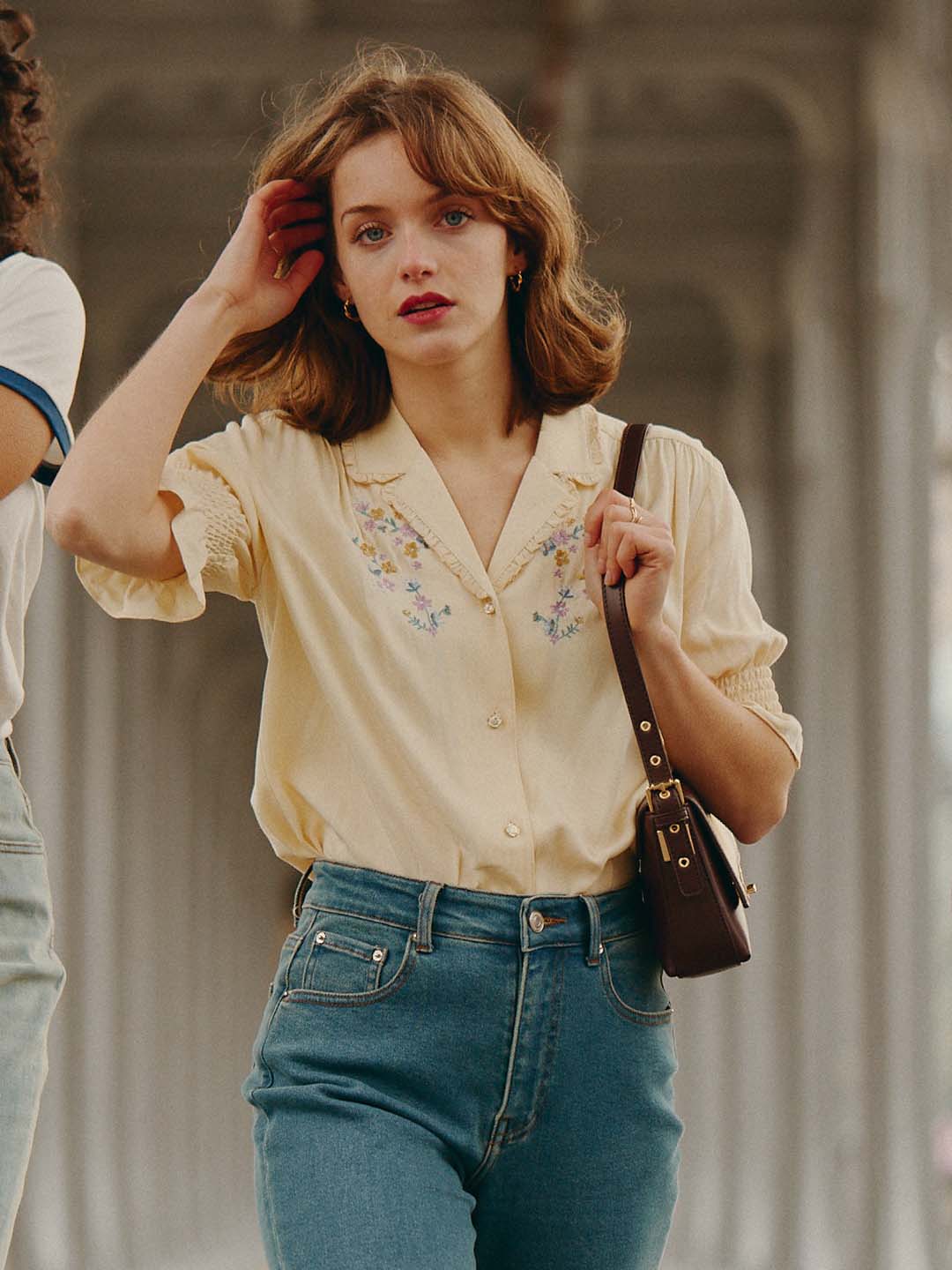 Blouse broderie florale col V manches courtes pour femme