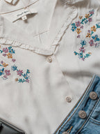Blouse broderie florale col V manches courtes pour femme