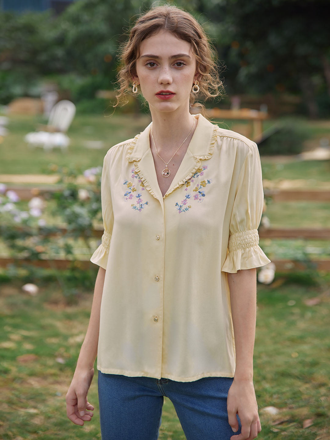 Blouse broderie florale col V manches courtes pour femme