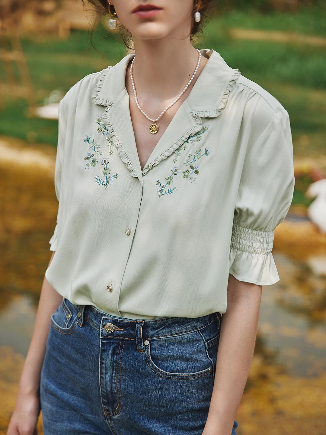 Blouse broderie florale col V manches courtes pour femme