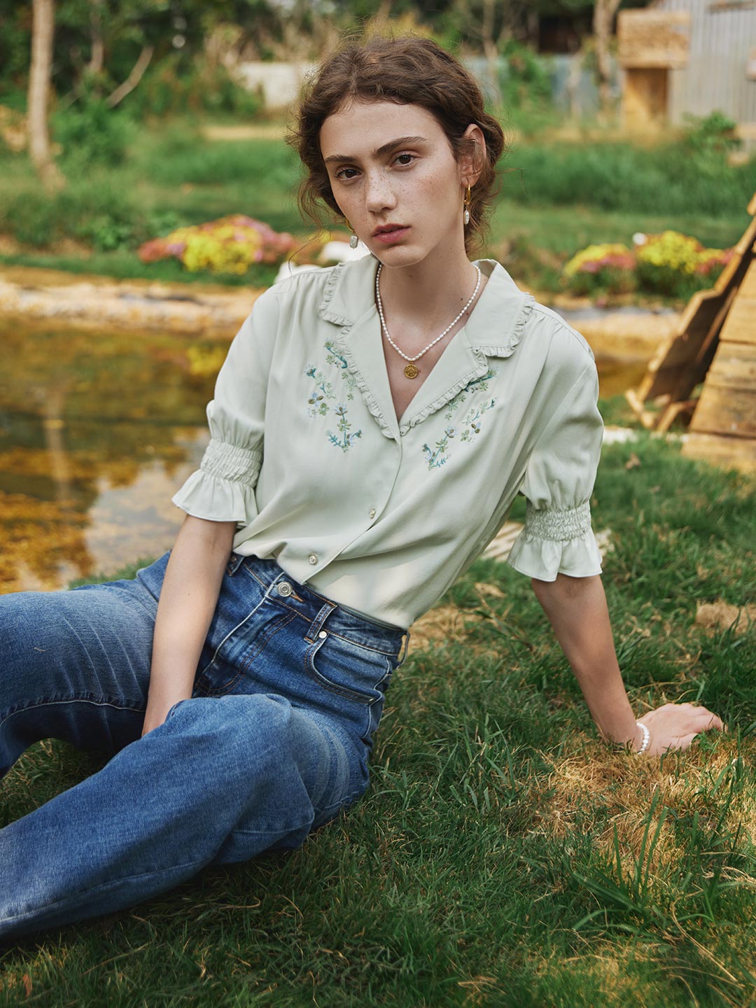 Blouse broderie florale col V manches courtes pour femme