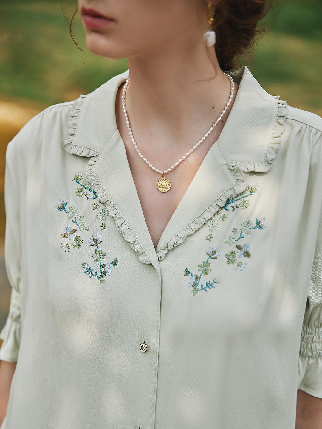 Blouse broderie florale col V manches courtes pour femme