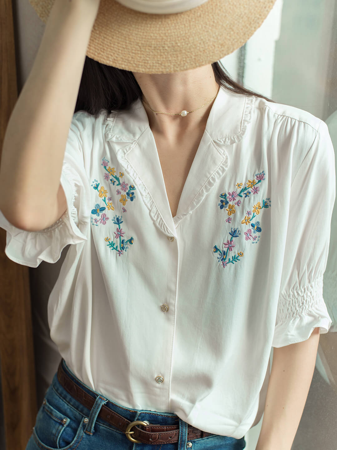 Blouse broderie florale col V manches courtes pour femme