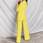 Femme en mouvement avec le tailleur, fluidité du pantalon en action