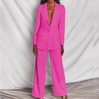 Femme assise portant l'ensemble, effet du tissu fluide du pantalon