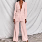 Femme portant l'ensemble tailleur blazer rose poudré et pantalon large, vue de face