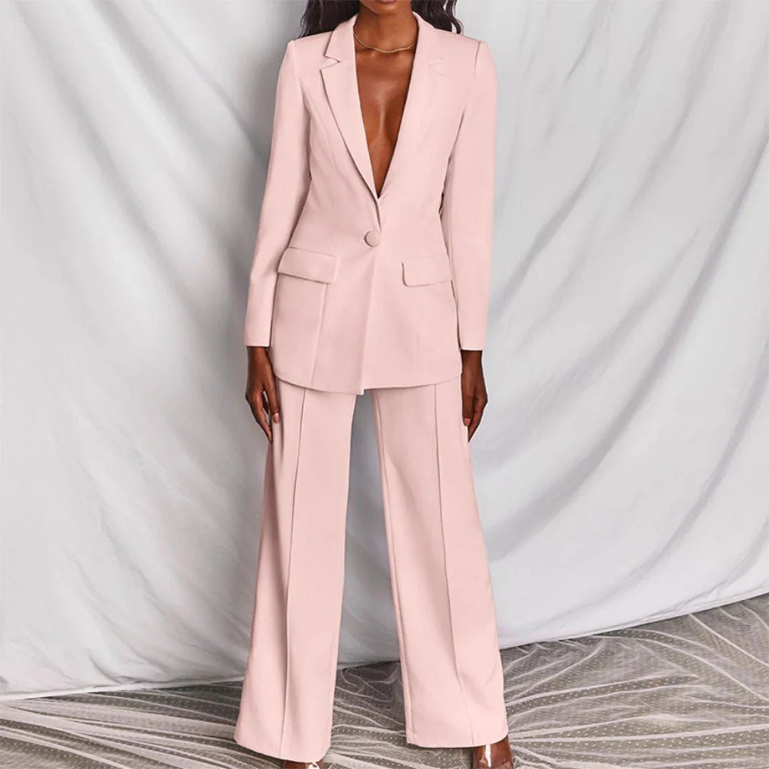 Femme portant l'ensemble tailleur blazer rose poudré et pantalon large, vue de face