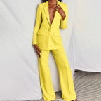 Détail du blazer structuré avec épaules marquées et boutonnage simple