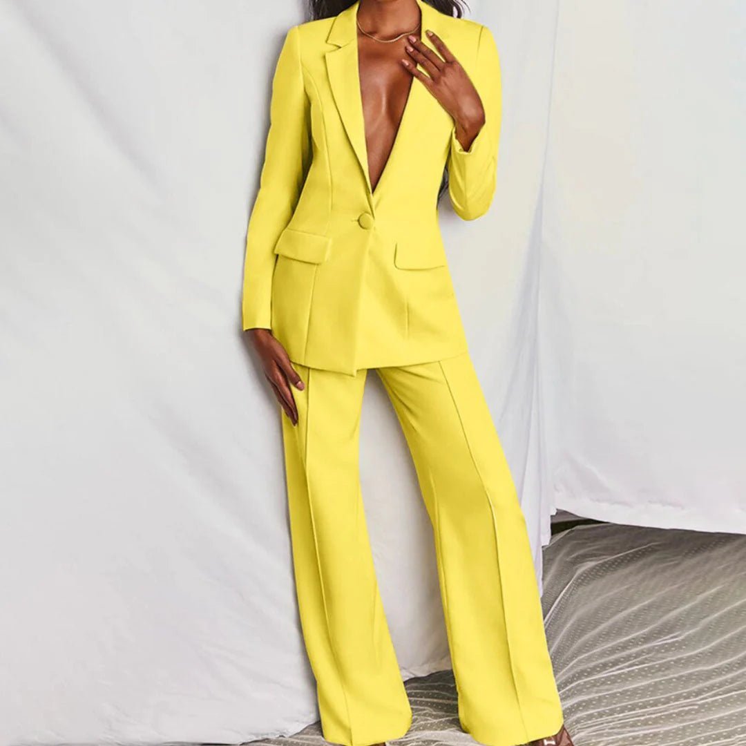 Détail du blazer structuré avec épaules marquées et boutonnage simple