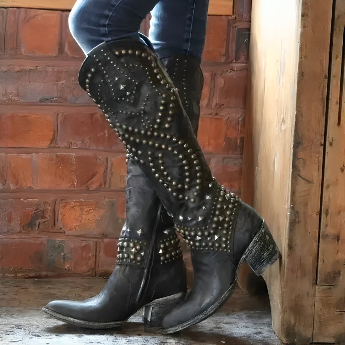 Bottes hautes cloutées style western bout pointu noir pour femme