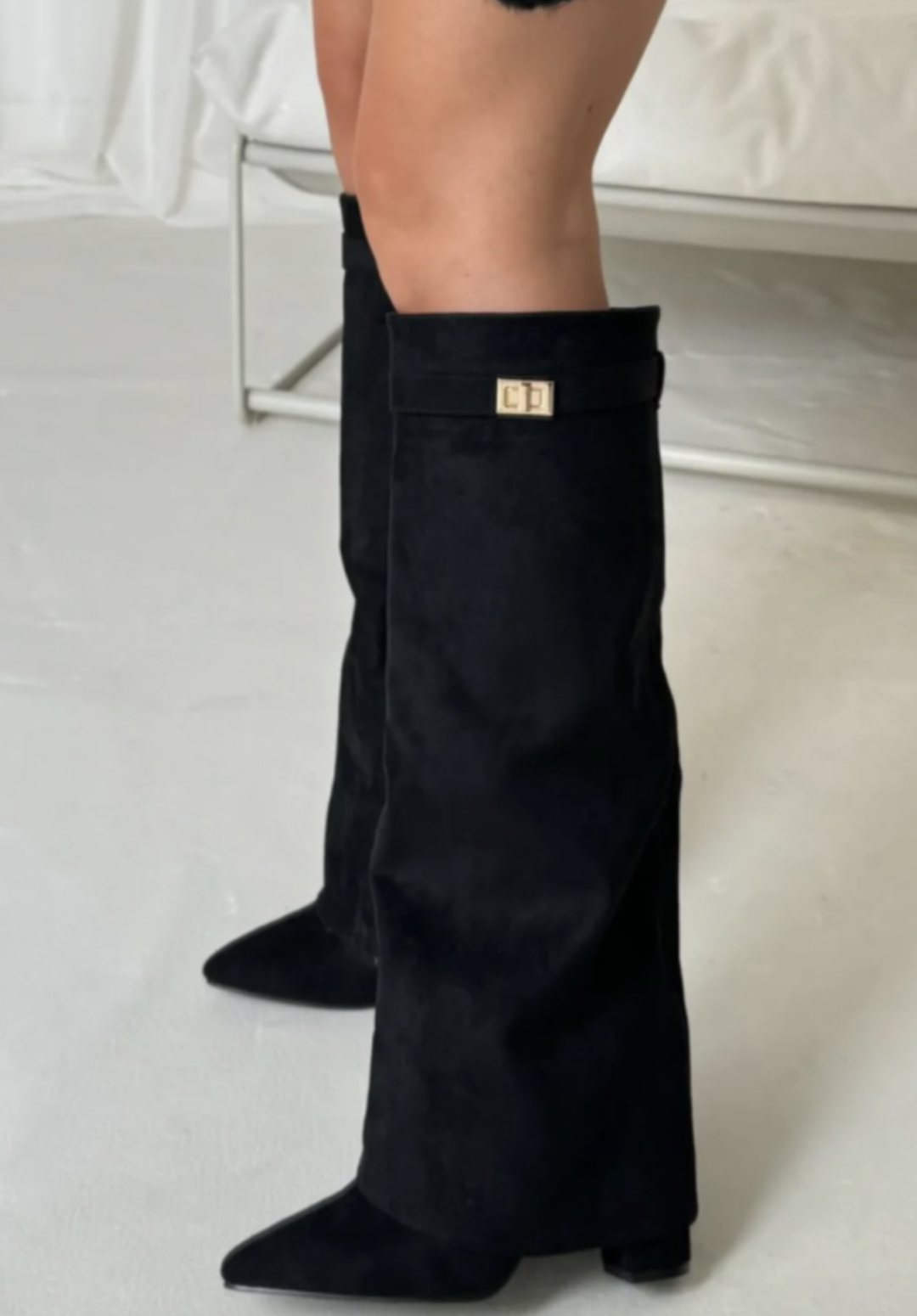 Bottes hautes en cuir à boucle dorée pour femme