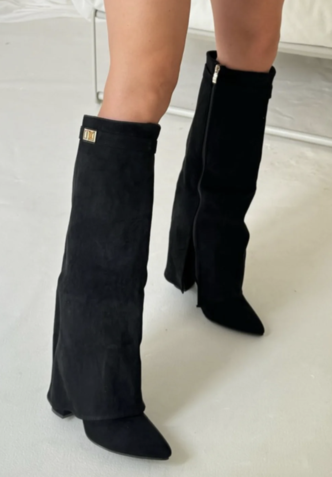 Bottes hautes en cuir à boucle dorée pour femme