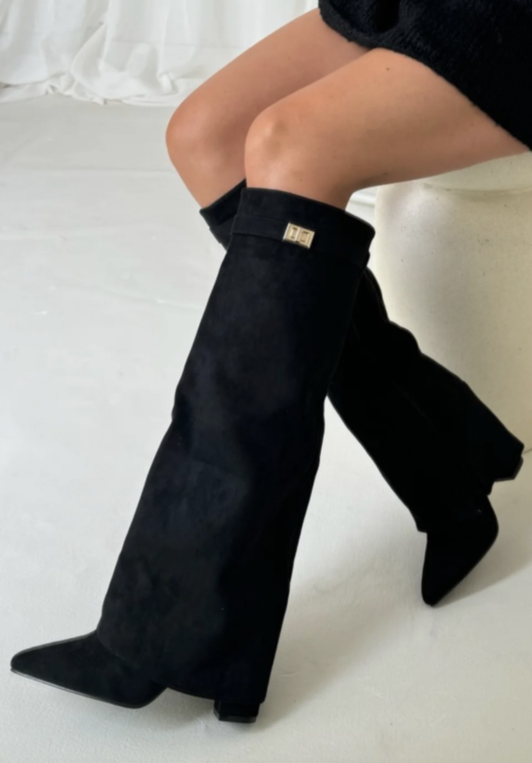 Bottes hautes en cuir à boucle dorée pour femme