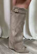Bottes hautes en cuir à boucle dorée pour femme