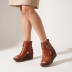 Bottines compensées à boucle pour femme marron, portées, vue de face
