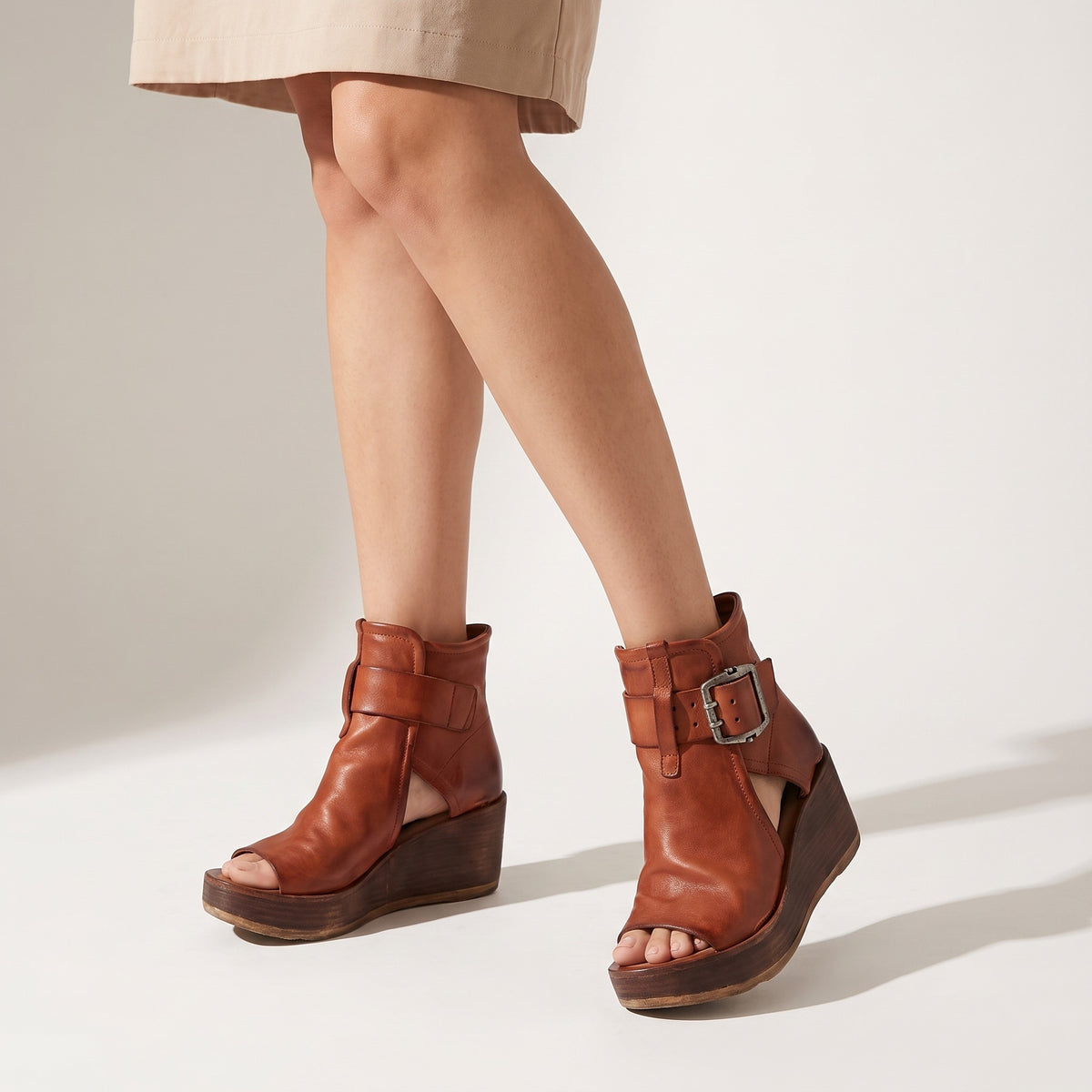 Bottines compensées à boucle pour femme marron, portées, vue de face