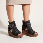 Bottines compensées à boucle pour femme noir, portées, vue de face