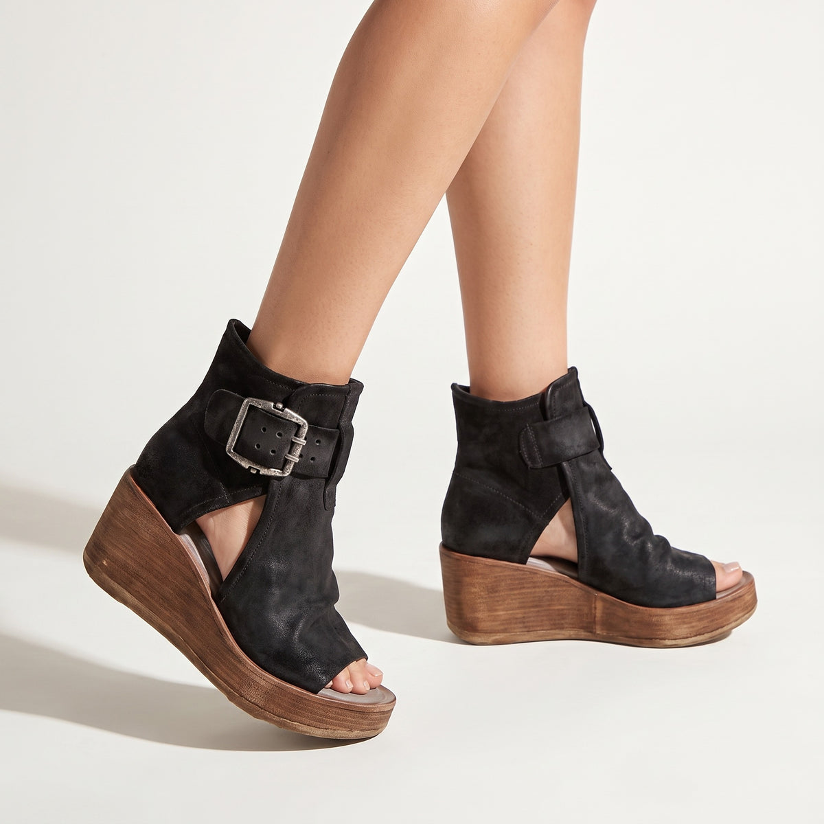 Bottines compensées à boucle pour femme noir, portées, vue de profil