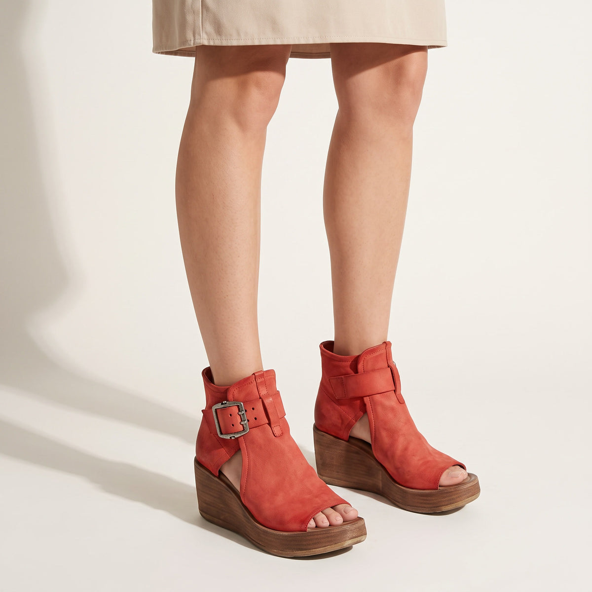 Bottines compensées à boucle pour femme rouge, portées, vue de face