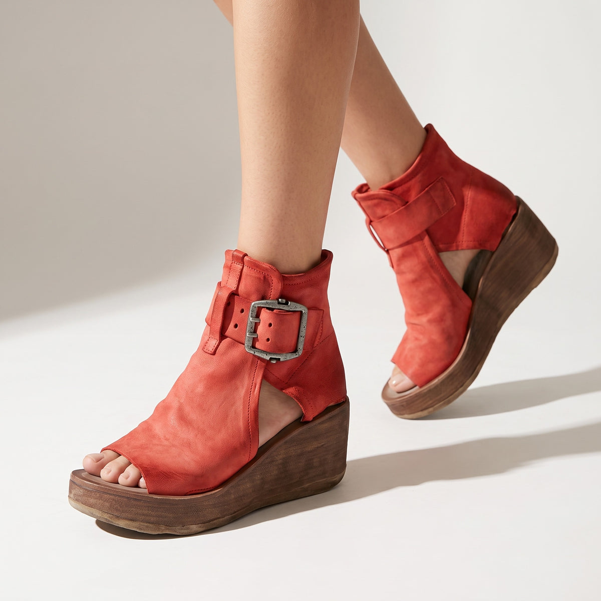 Bottines compensées à boucle pour femme rouge, portées, vue de profil