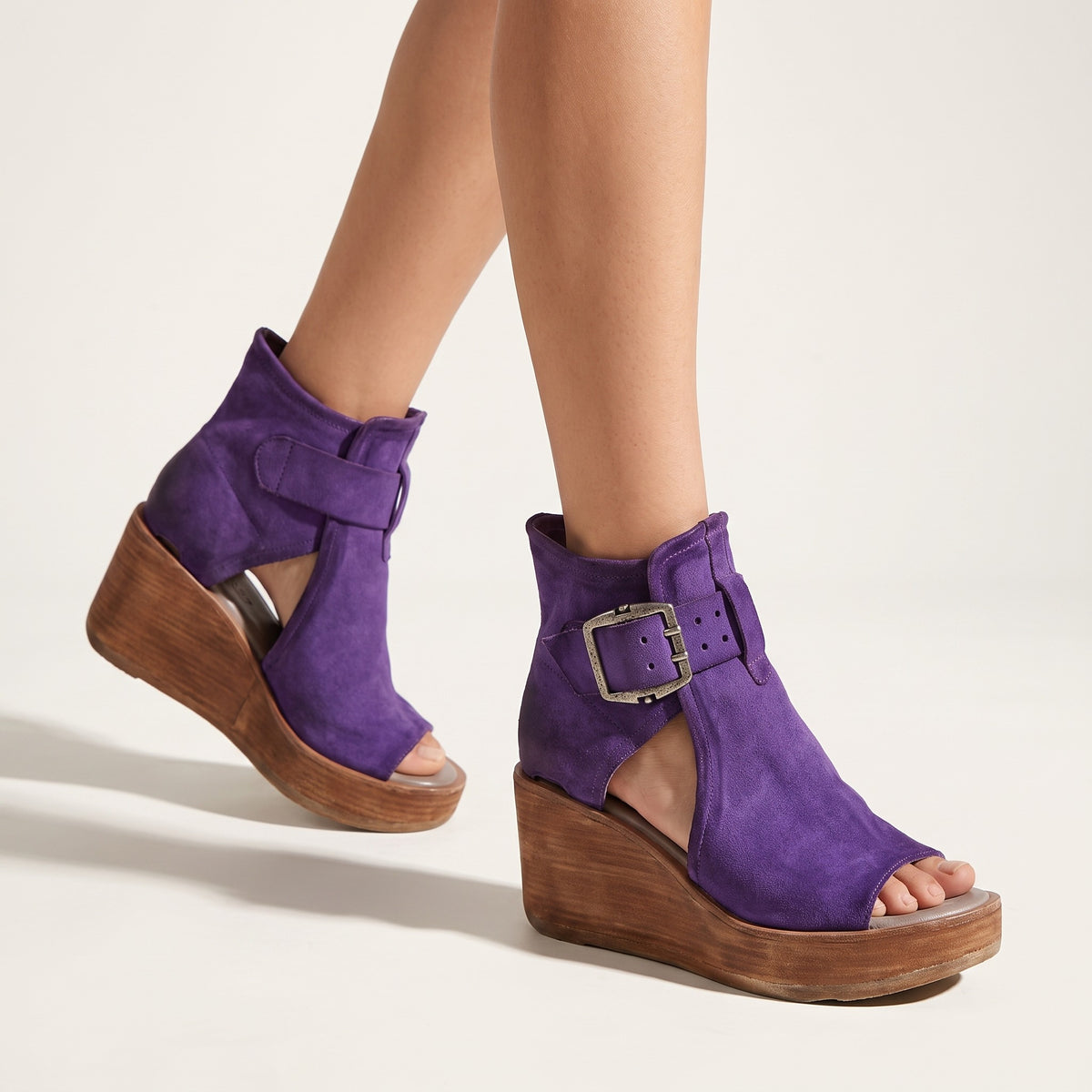 Bottines compensées à boucle pour femme violet, portées, vue de profil