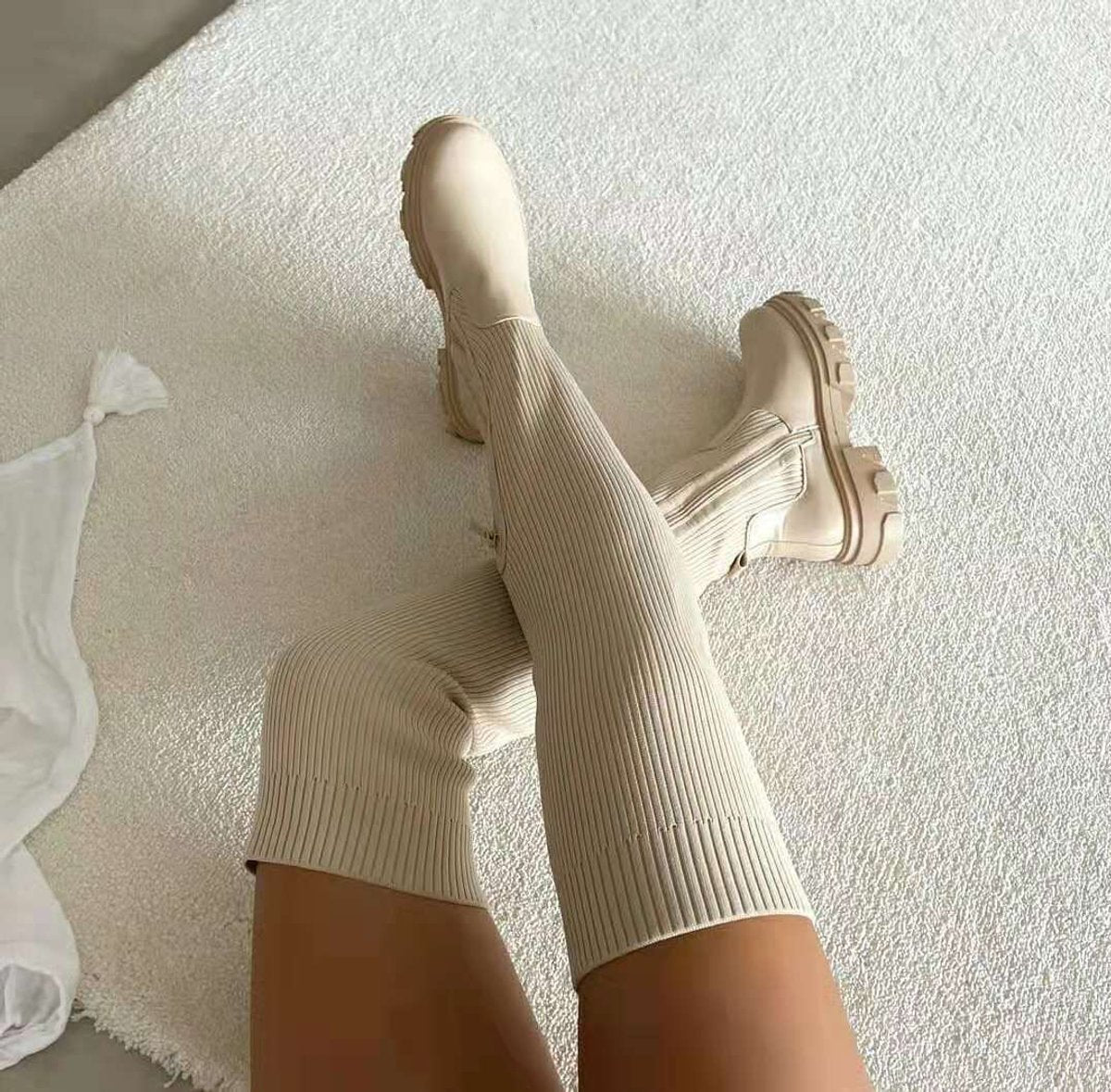 Bottines stretch montantes semelle plateforme crantée beige pour femme
