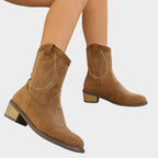 Bottines western broderies contrastées talon bloc kaki pour femme