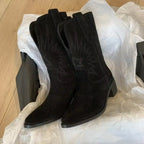 Bottines western brodées étoiles talon bloc noir pour femme