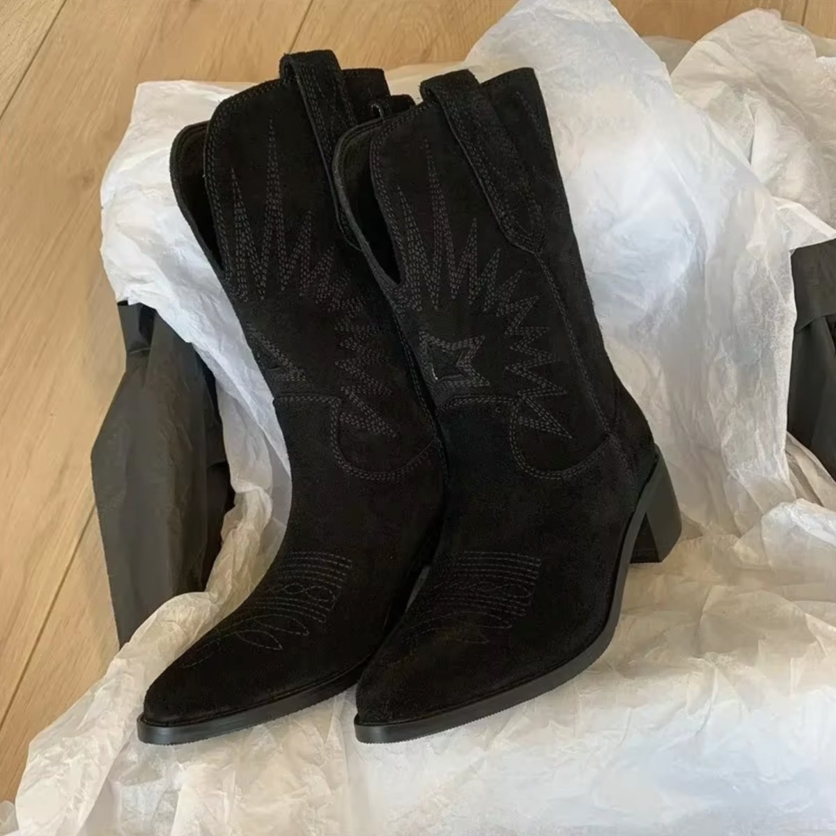 Bottines western brodées étoiles talon bloc noir pour femme