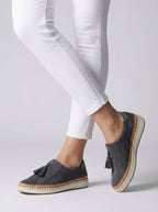 Chaussures slip-on perforées à pompons compensées pour femme