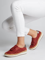 Chaussures slip-on perforées à pompons compensées pour femme – vue 4