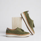 Chaussures slip-on perforées à pompons compensées vert pour femme