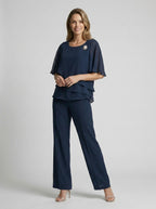 Ensemble blouse à volants superposés et pantalon droit bleu marine pour femme