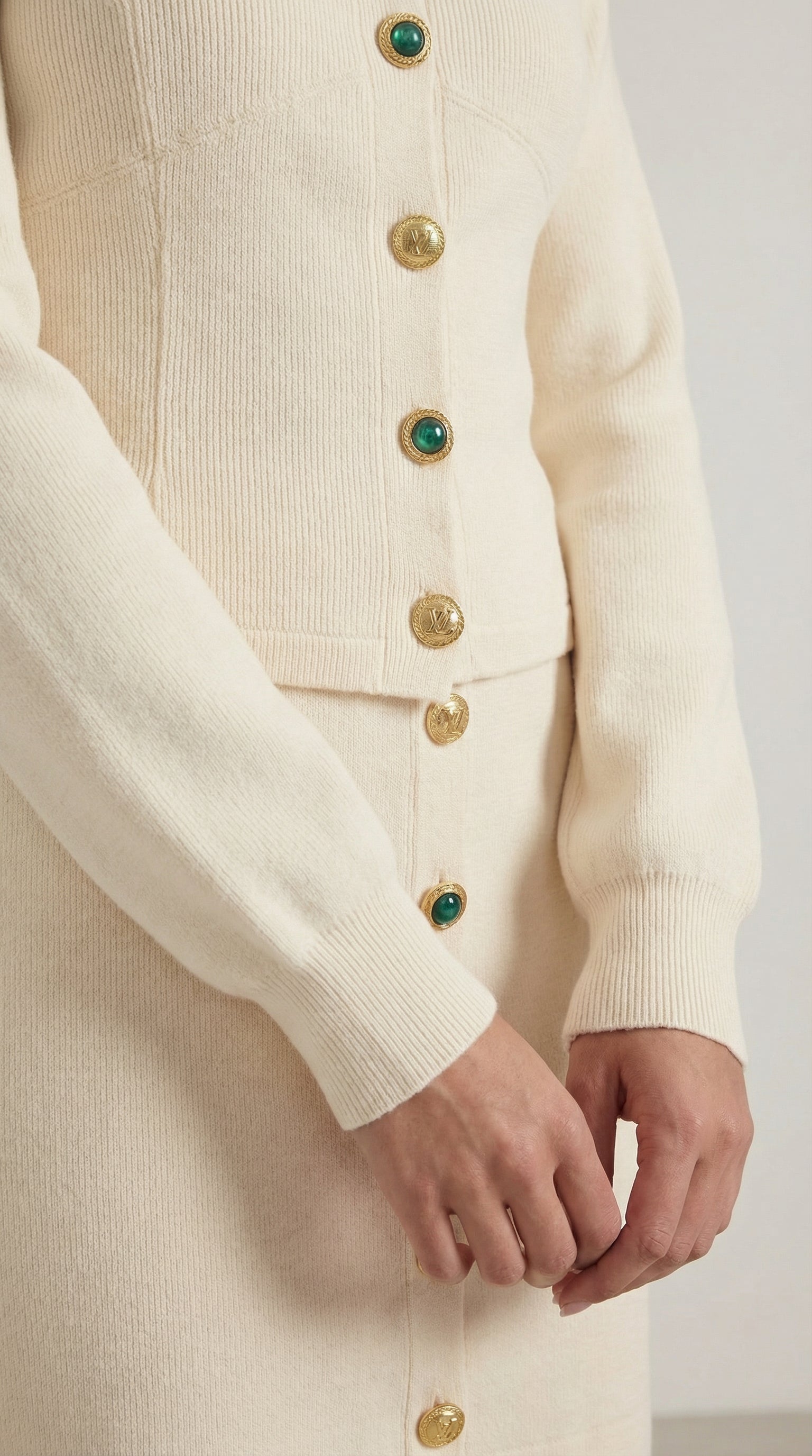 Ensemble cardigan et jupe boutonnés pour femme – vue 6
