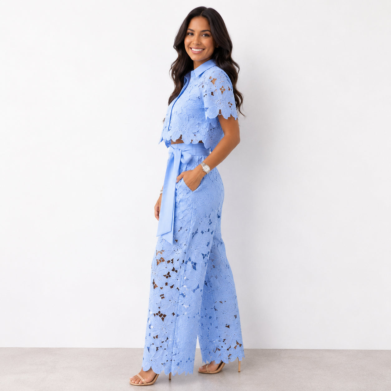 Ensemble dentelle florale ajourée pantalon large bleu ciel pour femme