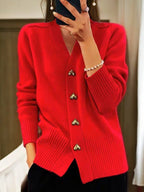 Gilet col V boutons cœur côtes rouge pour femme
