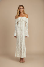 Robe maxi en dentelle crème avec épaules dénudées, vue de face