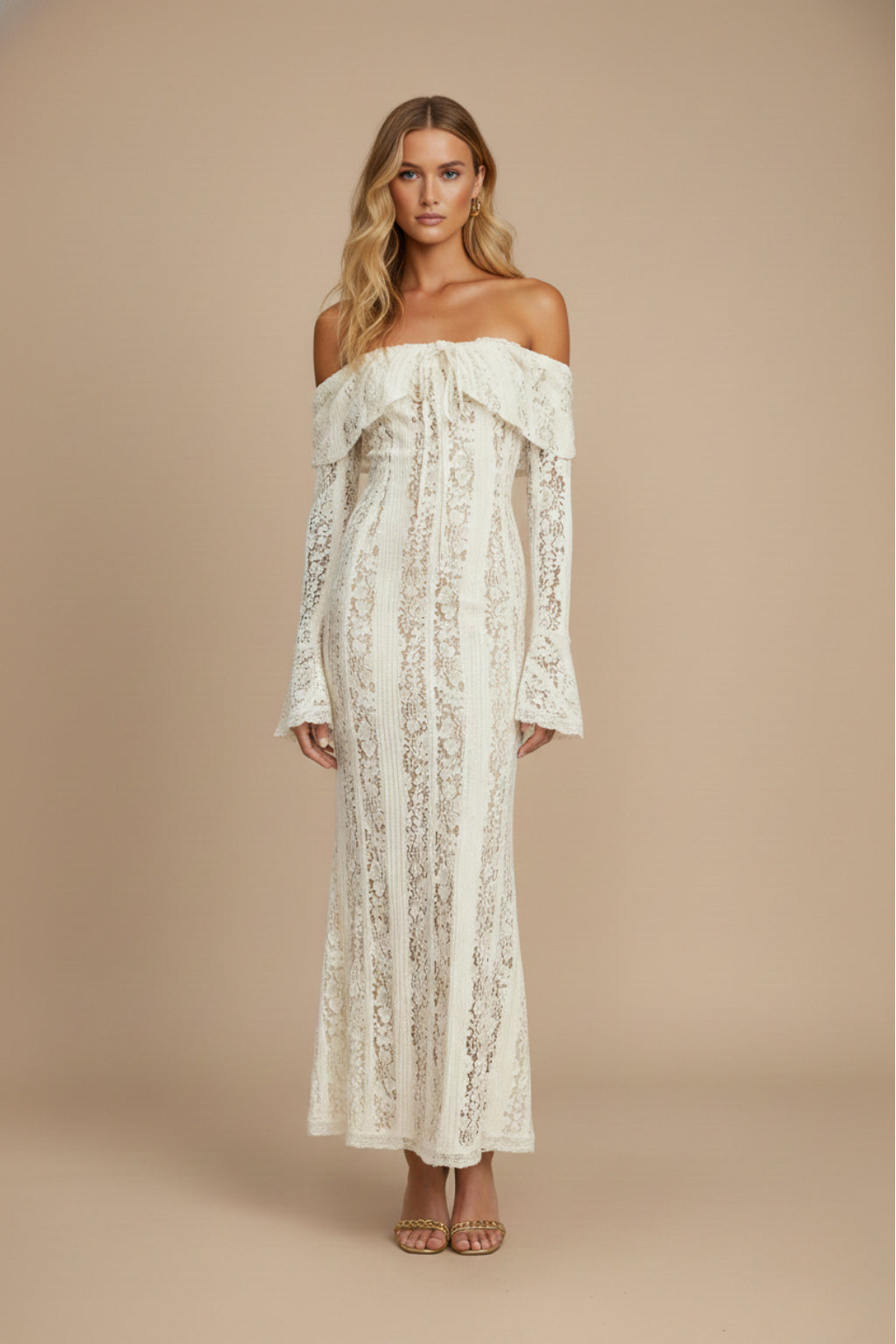Robe maxi en dentelle crème avec épaules dénudées, vue de face