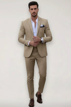 Homme portant un costume slim beige deux pièces, vue de face