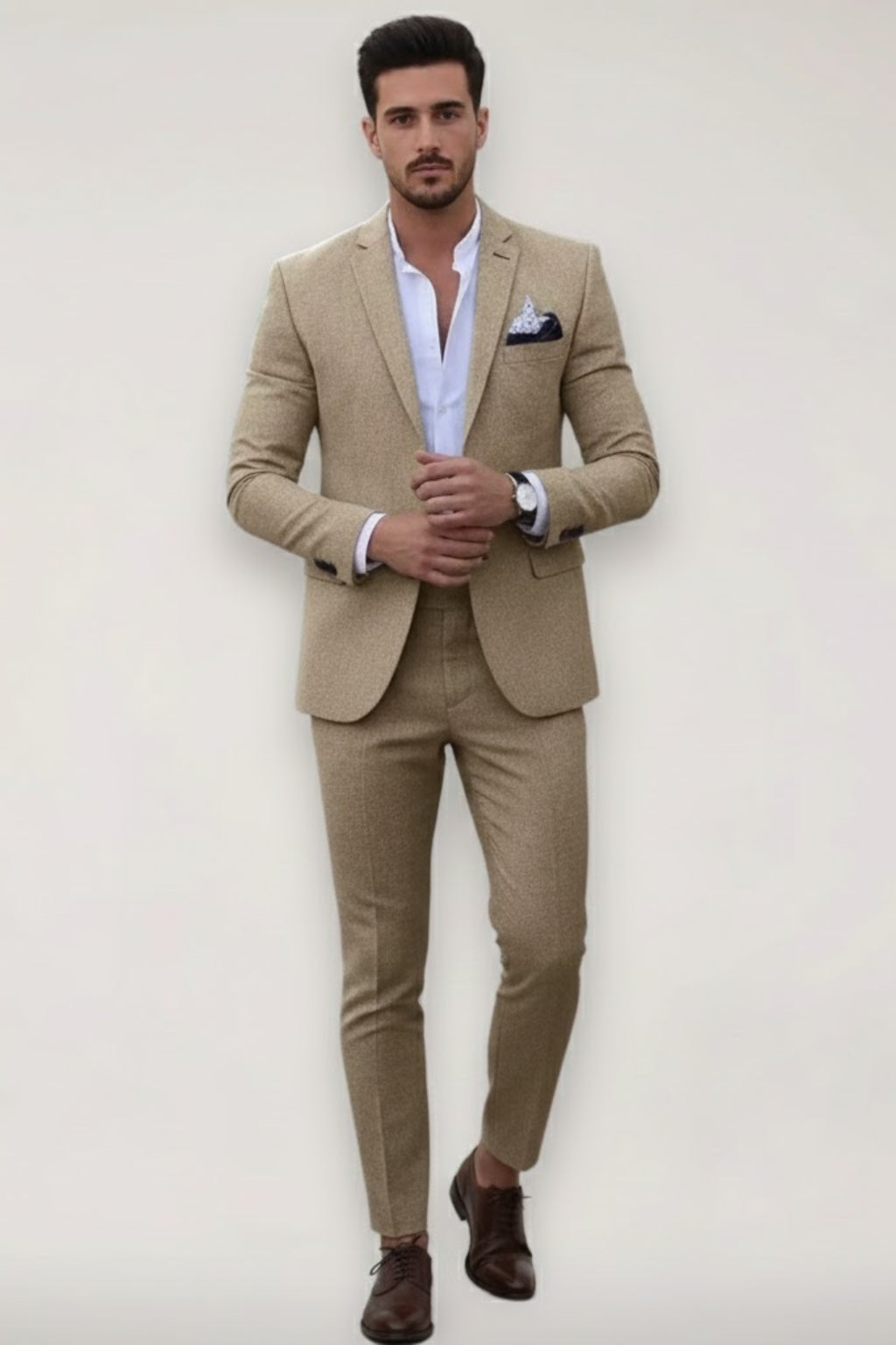 Homme portant un costume slim beige deux pièces, vue de face