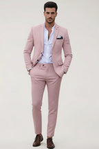 Costume beige slim porté de profil, pantalon ajusté