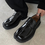 Mocassin en cuir verni noir vue de face avec bout fendu