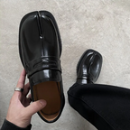 Mocassin porté en vue latérale montrant la semelle épaisse