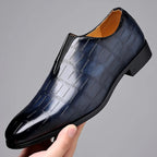 Mocassin marron effet croco vu de profil droit