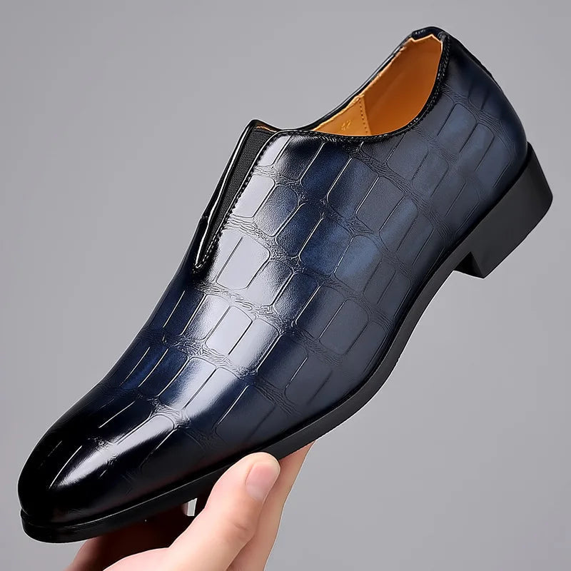 Mocassin marron effet croco vu de profil droit