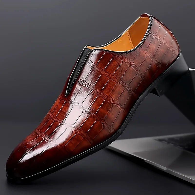 Mocassins homme en cuir effet croco marron, vue de trois quarts